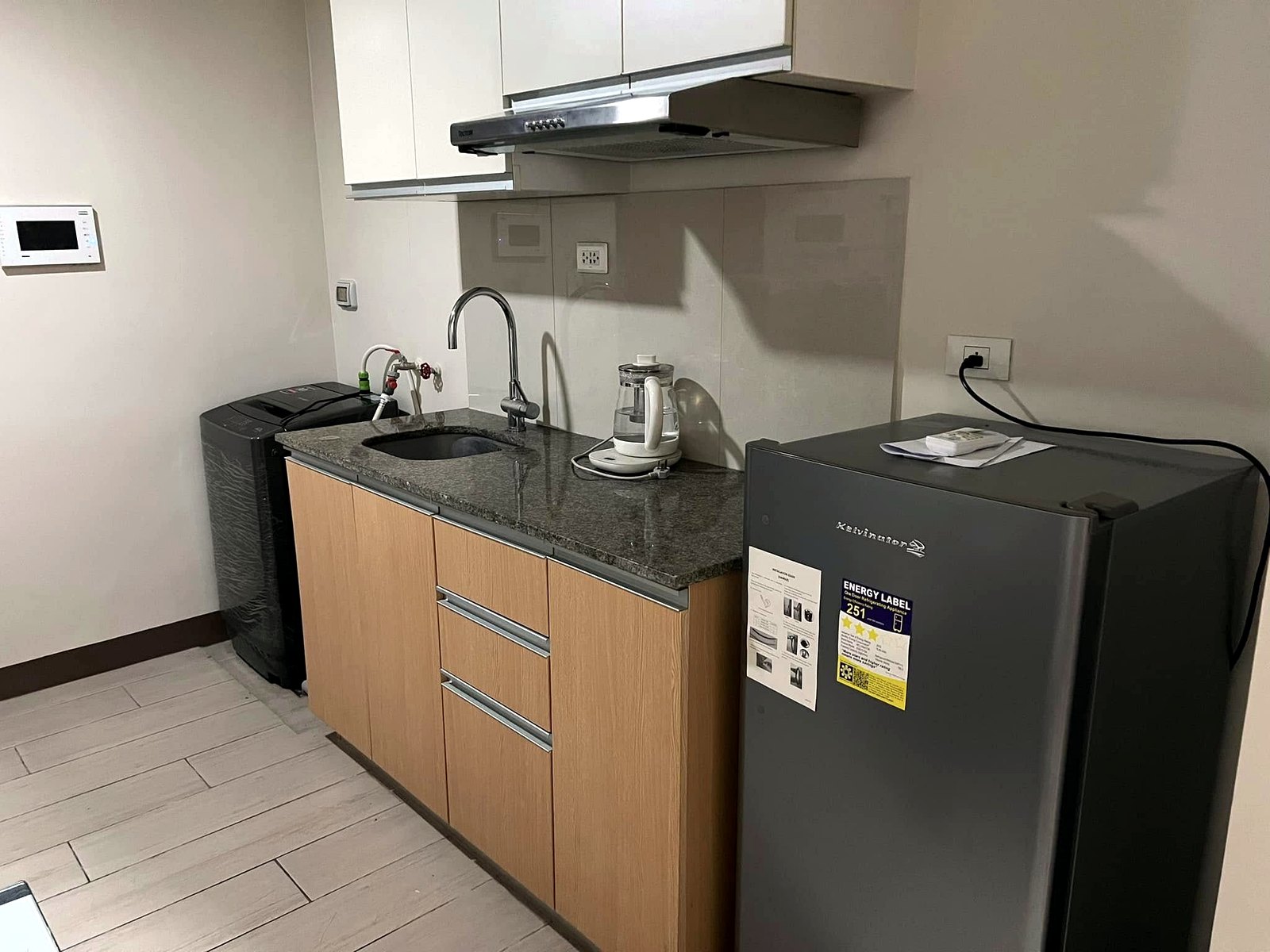 Kitchen area with range hood